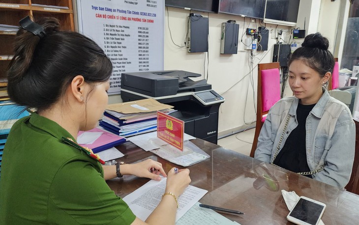Cô gái trẻ xinh đẹp và thủ đoạn lừa đảo chiếm đoạt vàng- Ảnh 2. Cô gái trẻ xinh đẹp và thủ đoạn lừa đảo chiếm đoạt vàng- Ảnh 2.