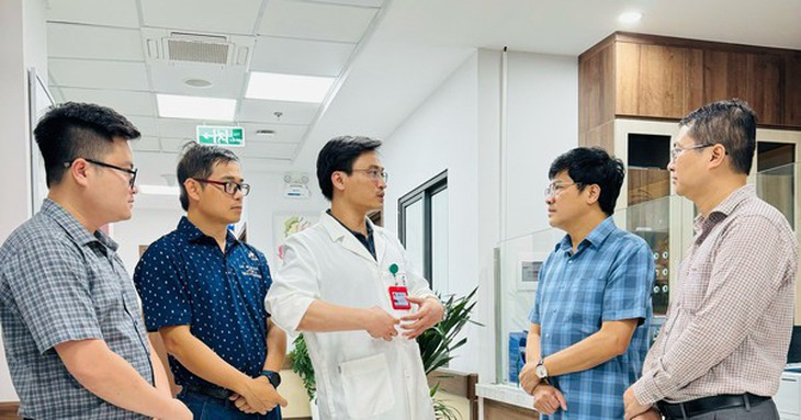 Câu lạc bộ Bí thư Đoàn thanh niên ngành Y tế động viên nữ bác sĩ Bệnh viện K bị tai nạn hy hữu