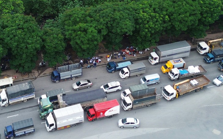 "Bến cóc" công khai trên Đại lộ Thăng Long, nhà xe chuẩn bị cả chỗ ngồi cho khách