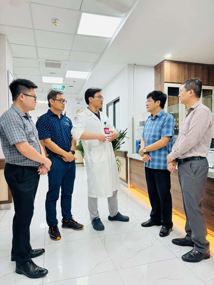 Câu lạc bộ Bí thư Đoàn thanh niên ngành Y tế động viên nữ bác sĩ Bệnh viện K bị tai nạn hy hữu- Ảnh 1.