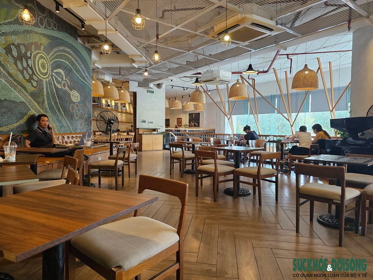 Nhiều người 'tránh' tầng 1 cửa hàng The Coffee House sau sự cố khiến nữ bác sĩ bị thương- Ảnh 2.