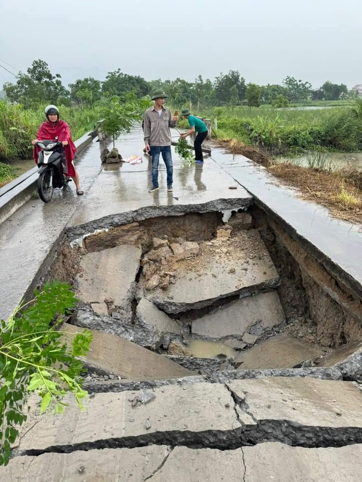 Đường liên thôn ở Quảng Ninh bất ngờ bị sụt nặng sau khi xe chở bê tông tươi đi qua- Ảnh 2.
