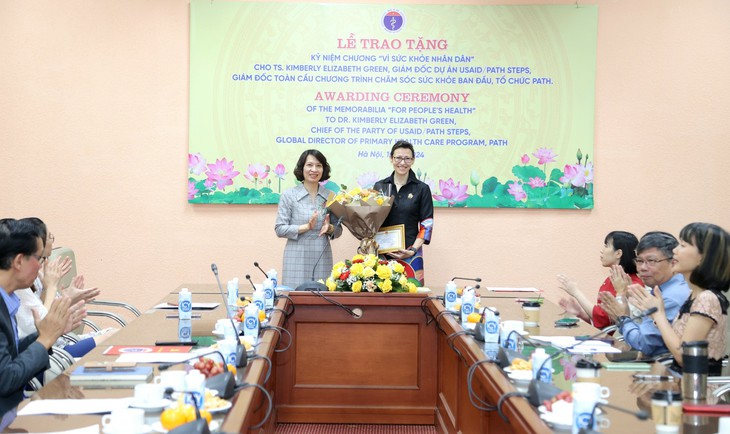 Thứ trưởng Bộ Y tế trao tặng Kỷ niệm chương 'Vì Sức khỏe nhân dân' cho chuyên gia Hoa Kỳ- Ảnh 1.