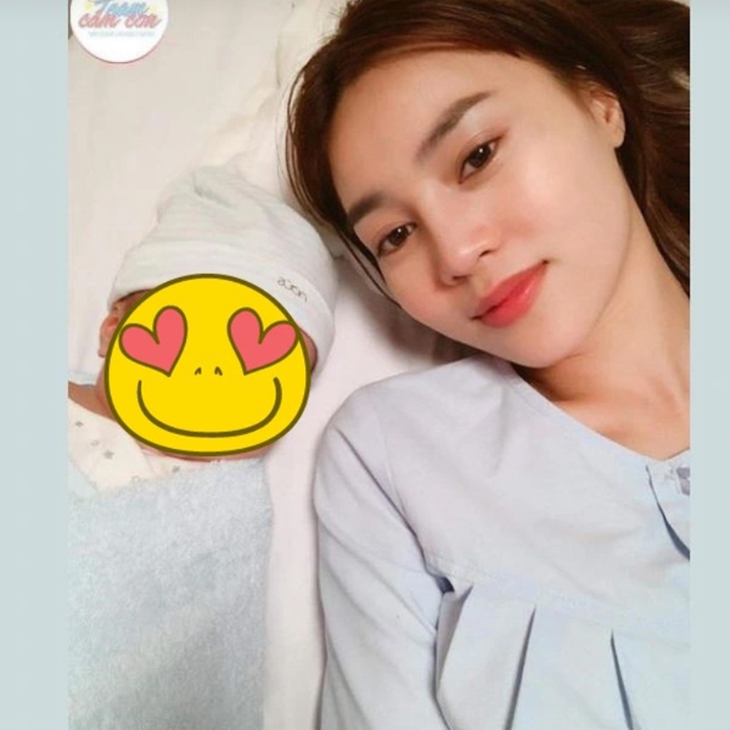 Dân mạng lan truyền hình ảnh Ninh Dương Lan Ngọc chụp cùng em bé sơ sinh, sự thật ra sao?- Ảnh 1. Dân mạng lan truyền hình ảnh Ninh Dương Lan Ngọc chụp cùng em bé sơ sinh, sự thật ra sao?- Ảnh 1.