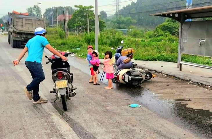 Hàng trăm lít dầu nhớt lênh láng trên Quốc lộ 1A, nhiều người trượt ngã- Ảnh 1. Sự cố loang dầu khiến nhiều người dân bị trượt ngã khi lưu thông trên đường.