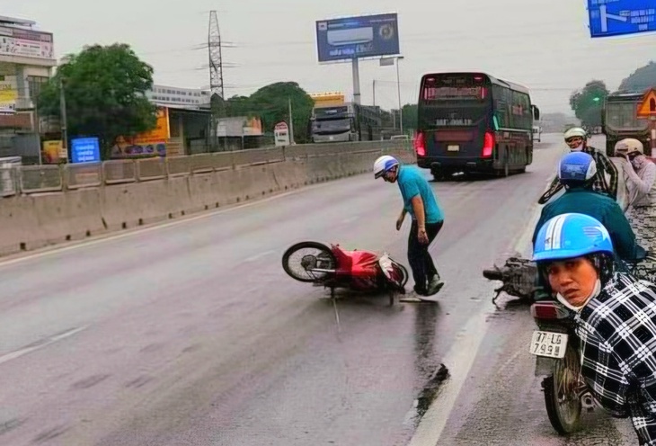 Hàng trăm lít dầu nhớt lênh láng trên Quốc lộ 1A, nhiều người trượt ngã- Ảnh 2. Nhiều người bị trượt ngã vì vết dầu loang, nhưng rất may không có ai bị thương.