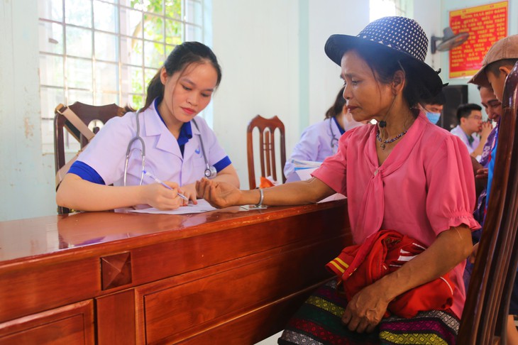 Tuổi trẻ ngành y tế khám bệnh, cấp phát thuốc miễn phí cho người dân quê hương Đại tướng Võ Nguyên Giáp- Ảnh 6.
