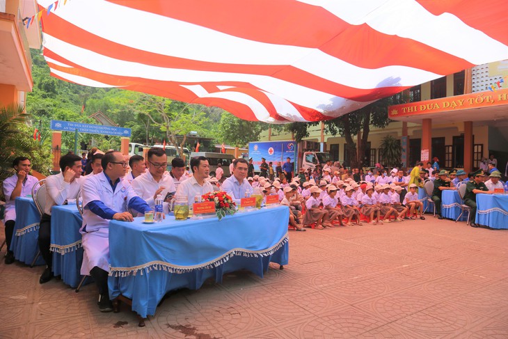 Tuổi trẻ ngành y tế khám bệnh, cấp phát thuốc miễn phí cho người dân quê hương Đại tướng Võ Nguyên Giáp- Ảnh 7.