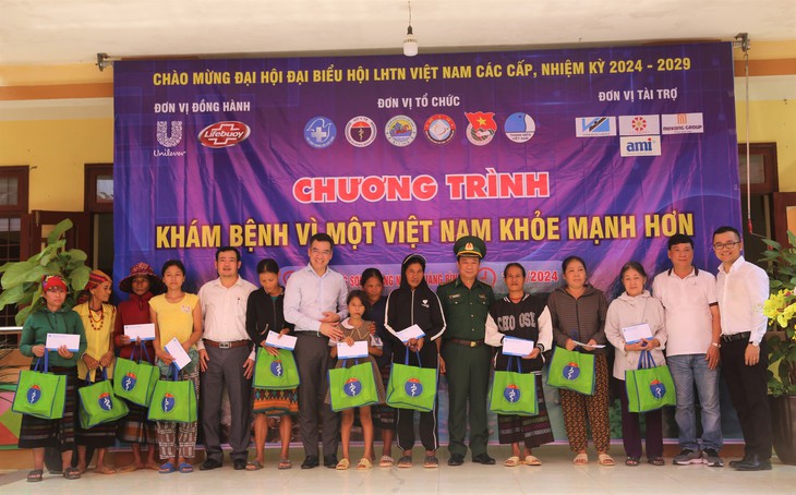 Tuổi trẻ ngành y tế khám bệnh, cấp phát thuốc miễn phí cho người dân quê hương Đại tướng Võ Nguyên Giáp- Ảnh 11.