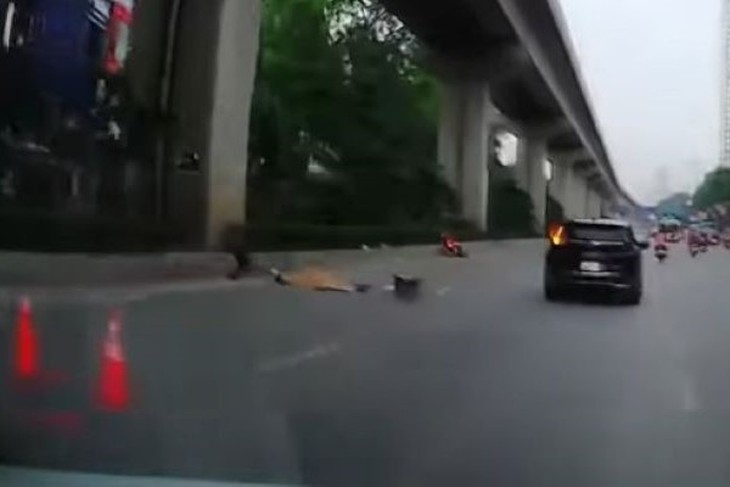 Hai thanh niên thương vong dưới gầm đường sắt trên cao ở Hà Nội- Ảnh 1. Hai thanh niên thương vong dưới gầm đường sắt trên cao ở Hà Nội- Ảnh 1.