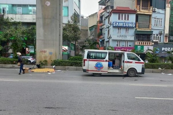 Hai thanh niên thương vong dưới gầm đường sắt trên cao ở Hà Nội- Ảnh 2. Hai thanh niên thương vong dưới gầm đường sắt trên cao ở Hà Nội- Ảnh 2.