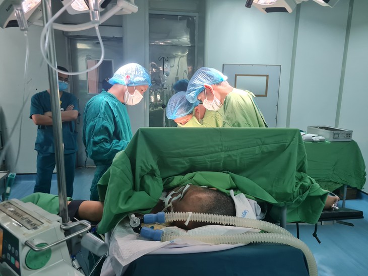 Hai lần chạy ECMO cứu sống thần kỳ người phụ nữ có trái tim 'siêu nhạy cảm'- Ảnh 1.
