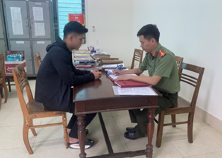 Bị kiểm tra nồng độ cồn, nam thanh niên xúc phạm công an, đăng tin sai sự thật lên mạng- Ảnh 1.
