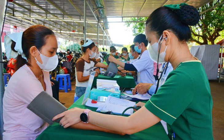 Người lao động khó khăn được khám bệnh, tặng quà miễn phí