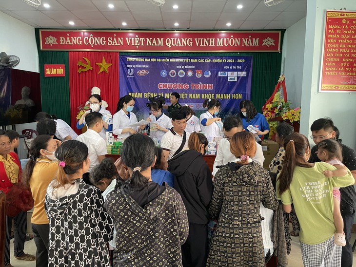 Tuổi trẻ ngành y tế khám bệnh, cấp phát thuốc miễn phí cho người dân quê hương Đại tướng Võ Nguyên Giáp- Ảnh 5.
