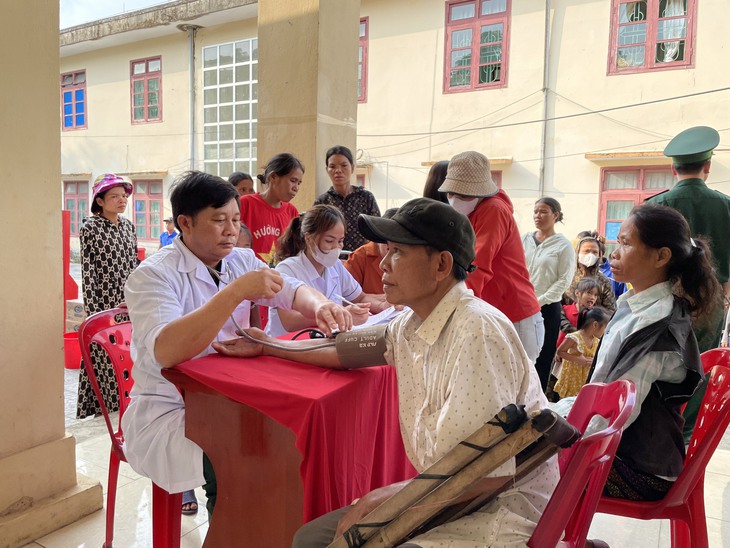 Tuổi trẻ ngành y tế khám bệnh, cấp phát thuốc miễn phí cho người dân quê hương Đại tướng Võ Nguyên Giáp- Ảnh 4.