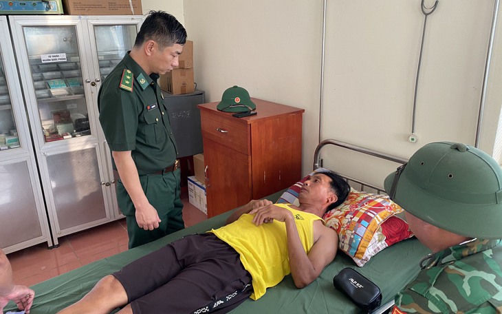 Vụ 4 tàu gặp nạn trên biển: Thêm một ngư dân vào bờ an toàn