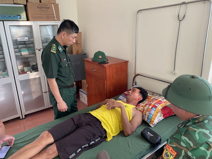Vụ 4 tàu gặp nạn trên biển: Thêm một ngư dân vào bờ an toàn- Ảnh 1. Vụ 4 tàu gặp nạn trên biển: Thêm một ngư dân vào bờ an toàn- Ảnh 1.
