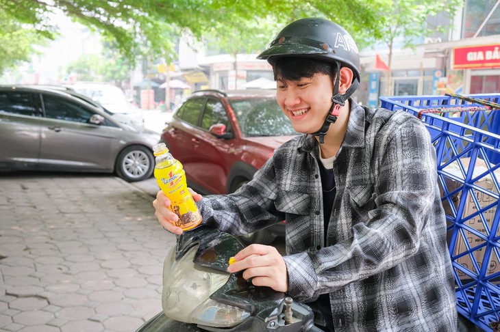 Người lao động mệt mỏi dưới trời nắng nóng- Ảnh 2.