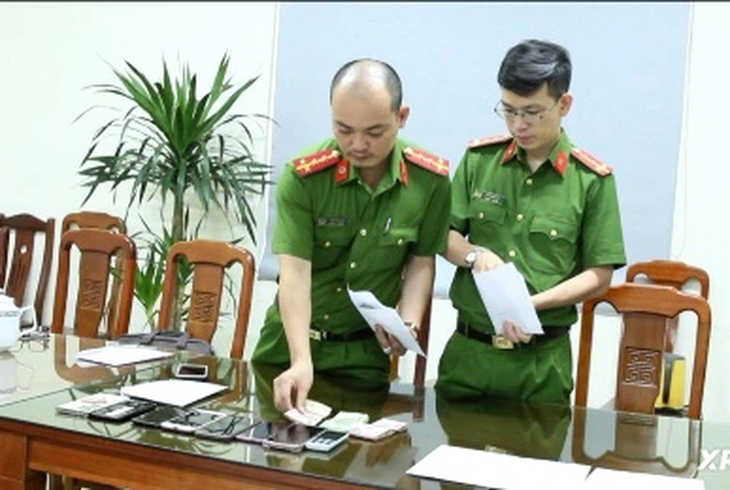 Cơ quan Công an kiểm tra tang vật thu giữ. Ảnh: Văn Hậu.