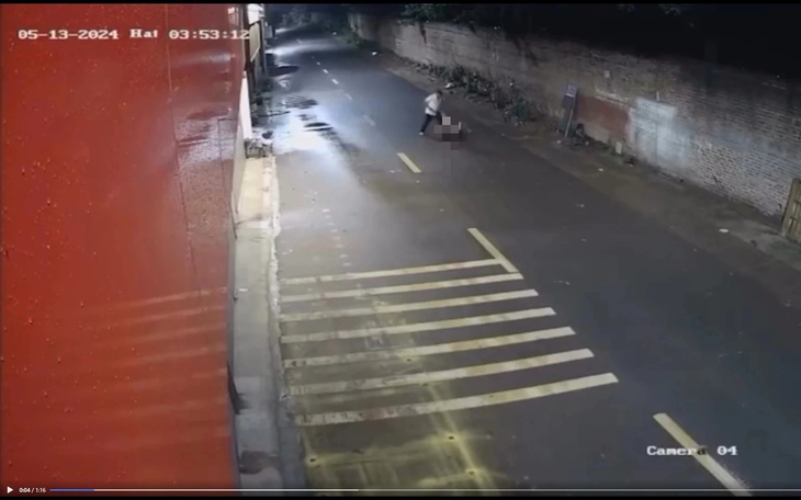 Cô gái bị đâm hàng chục nhát dao giữa đường ở Hà Nội