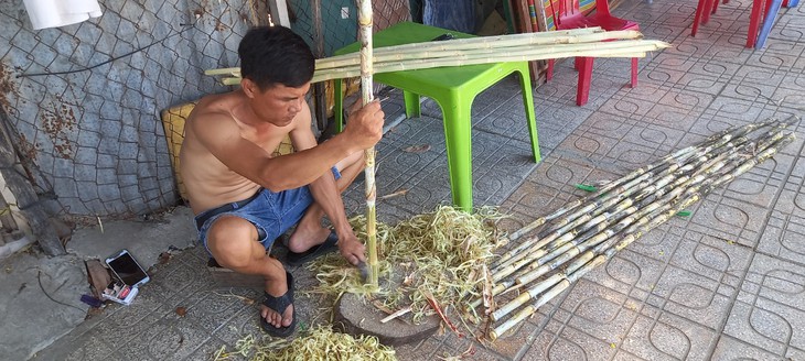 Thời tiết nắng nóng, tiểu thương bỏ túi nửa triệu mỗi ngày nhờ bán nước mía- Ảnh 1. Thời tiết nắng nóng, tiểu thương bỏ túi nửa triệu mỗi ngày nhờ bán nước mía- Ảnh 1.