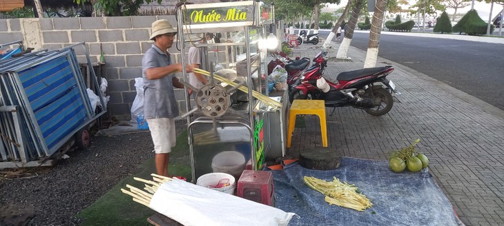 Thời tiết nắng nóng, tiểu thương bỏ túi nửa triệu mỗi ngày nhờ bán nước mía- Ảnh 2. Thời tiết nắng nóng, tiểu thương bỏ túi nửa triệu mỗi ngày nhờ bán nước mía- Ảnh 2.
