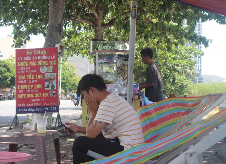 Thời tiết nắng nóng, tiểu thương bỏ túi nửa triệu mỗi ngày nhờ bán nước mía- Ảnh 3. Thời tiết nắng nóng, tiểu thương bỏ túi nửa triệu mỗi ngày nhờ bán nước mía- Ảnh 3.