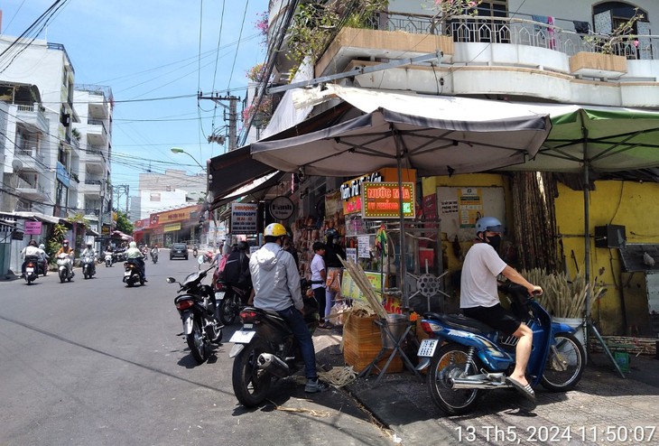 Thời tiết nắng nóng, tiểu thương bỏ túi nửa triệu mỗi ngày nhờ bán nước mía- Ảnh 4. Thời tiết nắng nóng, tiểu thương bỏ túi nửa triệu mỗi ngày nhờ bán nước mía- Ảnh 4.