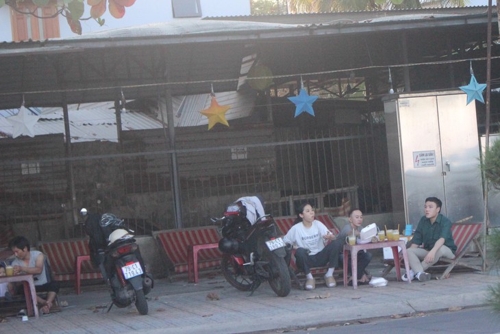 Thời tiết nắng nóng, tiểu thương bỏ túi nửa triệu mỗi ngày nhờ bán nước mía- Ảnh 5. Thời tiết nắng nóng, tiểu thương bỏ túi nửa triệu mỗi ngày nhờ bán nước mía- Ảnh 5.