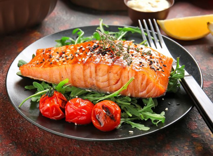 cá hồi, rau arugula và cà chua