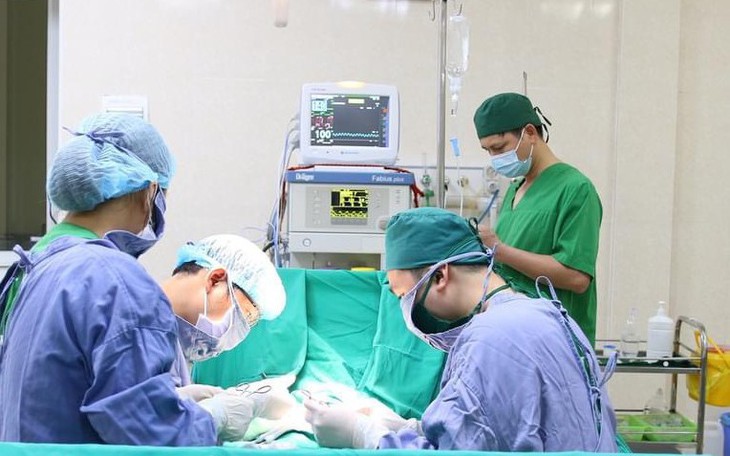 Bé trai không có tinh hoàn được các bác sĩ can thiệp kịp thời