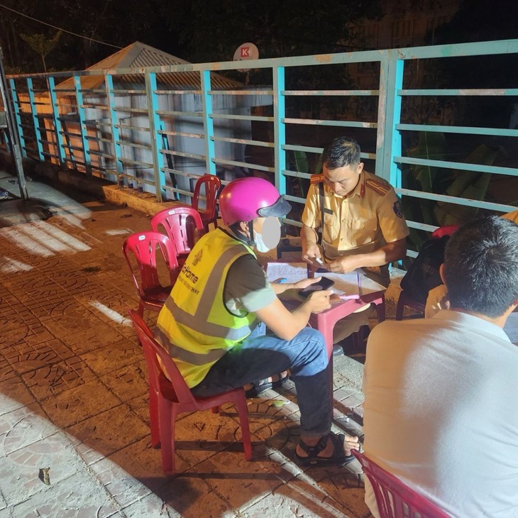 Tài xế dịch vụ đưa người uống rượu, bia về bị xử phạt vi phạm nồng độ cồn- Ảnh 1. Tài xế dịch vụ đưa người uống rượu, bia về bị xử phạt vi phạm nồng độ cồn- Ảnh 1.