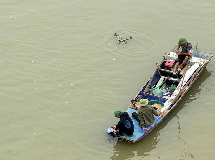 Bắc Ninh: Tìm thấy thi thể 2 nữ sinh lớp 9 nhảy cầu Kinh Dương Vương - Ảnh 1. Bắc Ninh: Tìm thấy thi thể 2 nữ sinh lớp 9 nhảy cầu Kinh Dương Vương - Ảnh 1.