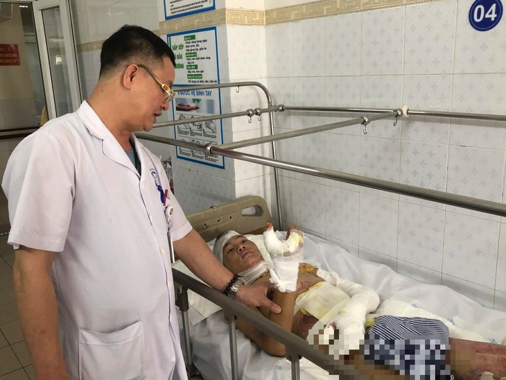 Bị bỏng điện cao thế, người đàn ông dân tộc liệt hai chân, lo lắng khi điều trị không có bảo hiểm y tế- Ảnh 2. Bị bỏng điện cao thế, người đàn ông dân tộc liệt hai chân, lo lắng khi điều trị không có bảo hiểm y tế- Ảnh 2.