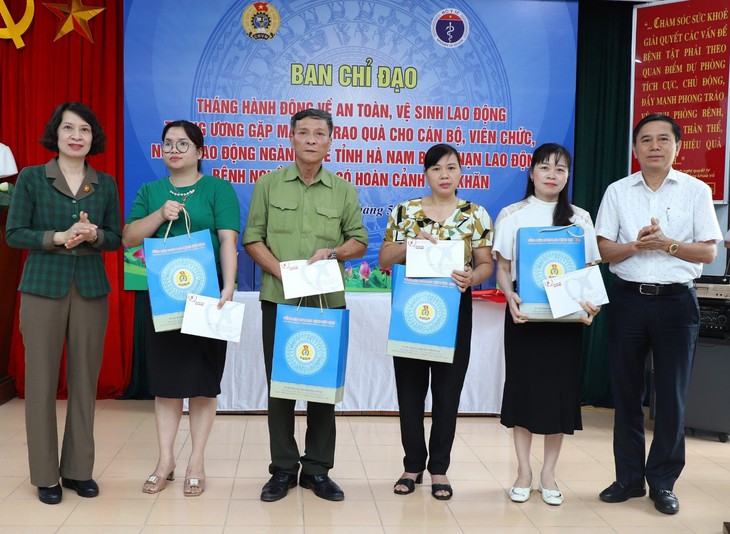 Thứ trưởng Bộ Y tế tặng quà, chia sẻ khó khăn với người lao động ngành y bị bệnh nghề nghiệp- Ảnh 1. Thứ trưởng Bộ Y tế tặng quà, chia sẻ khó khăn với người lao động ngành y bị bệnh nghề nghiệp- Ảnh 1.