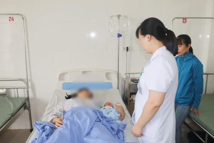 Y tế huyện cứu sản phụ bị sốc phản vệ độ III, bắt thai nhi thành công- Ảnh 1. Y tế huyện cứu sản phụ bị sốc phản vệ độ III, bắt thai nhi thành công- Ảnh 1.