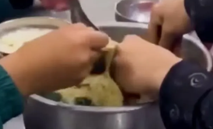Vụ 11 học sinh ăn 2 gói mì tôm chan cơm ở Lào Cai: Khai trừ Đảng đối với Hiệu trưởng- Ảnh 1.