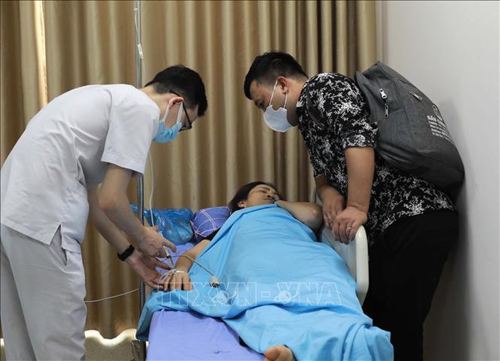 Hàng trăm công nhân Vĩnh Phúc nghi bị ngộ độc sau bữa ăn trưa- Ảnh 1.