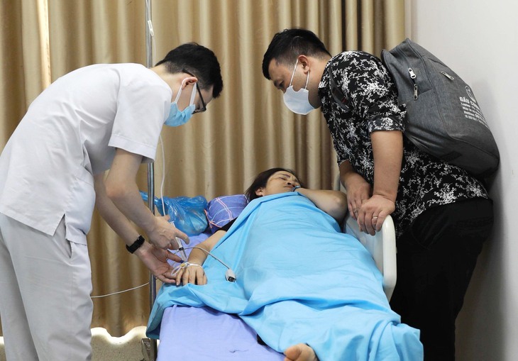 Bộ Y tế: Vĩnh Phúc đình chỉ ngay bếp ăn khiến 350 công nhân nhập viện, nghi ngộ độc thực phẩm- Ảnh 1.