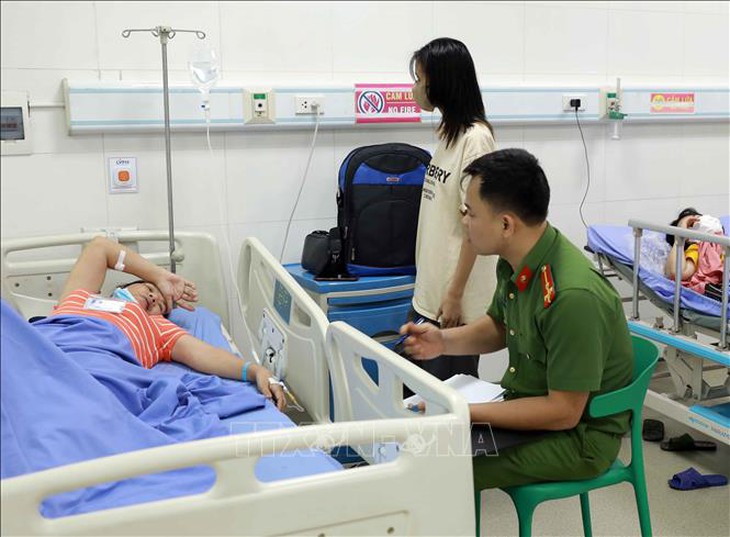 Hàng trăm công nhân Vĩnh Phúc nghi bị ngộ độc sau bữa ăn trưa- Ảnh 2.