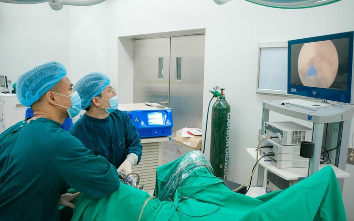 Phẫu thuật nội soi bóc u tiền liệt tuyến Holep bằng Laser cho cụ ông 75 tuổi