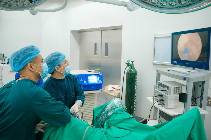 Phẫu thuật nội soi bóc u tiền liệt tuyến Holep bằng Laser cho cụ ông 75 tuổi- Ảnh 1. Phẫu thuật nội soi bóc u tiền liệt tuyến Holep bằng Laser cho cụ ông 75 tuổi- Ảnh 1.