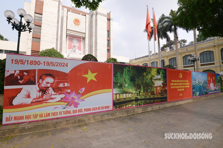 Hà Nội rợp cờ hoa kỷ niệm 134 năm Ngày sinh Chủ tịch Hồ Chí Minh- Ảnh 1. Hà Nội rợp cờ hoa kỷ niệm 134 năm Ngày sinh Chủ tịch Hồ Chí Minh- Ảnh 1.