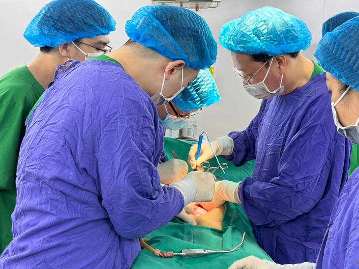 Từ chối phẫu thuật sớm, nữ bệnh nhân khi nhập viện đã suy kiệt, bác sĩ 'lấy ra' khối u buồng trứng nặng 3kg- Ảnh 1. Từ chối phẫu thuật sớm, nữ bệnh nhân khi nhập viện đã suy kiệt, bác sĩ 'lấy ra' khối u buồng trứng nặng 3kg- Ảnh 1.