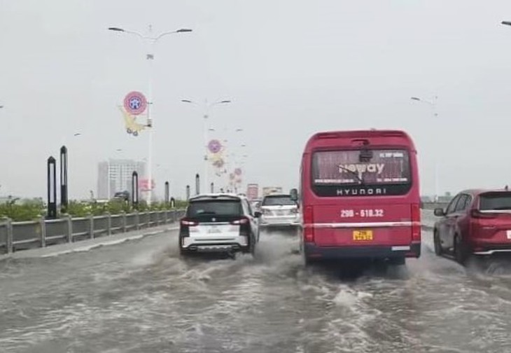 Cầu Vĩnh Tuy 2 lại ngập sau mưa- Ảnh 2.