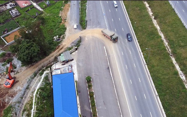 Công an vào cuộc vụ xe tải chở đất "xé rào chắn" quay đầu trên cao tốc