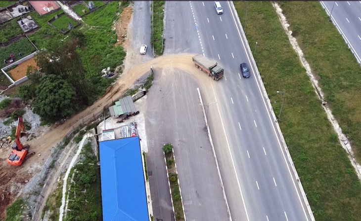 Công an Thanh Hóa tìm người nhận 3 triệu để mở rào chắn cho xe tải chở đất quay đầu trên cao tốc- Ảnh 1. Công an Thanh Hóa tìm người nhận 3 triệu để mở rào chắn cho xe tải chở đất quay đầu trên cao tốc- Ảnh 1.