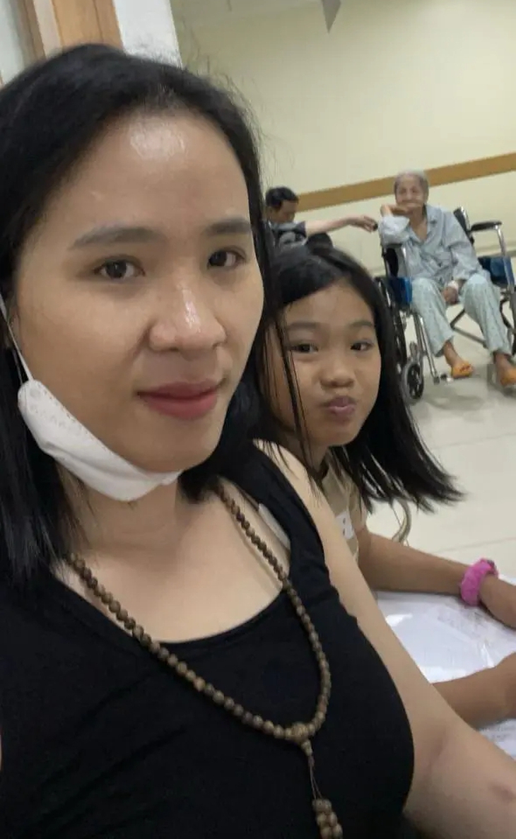 Chuyện của người mẹ đơn thân bị ung thư giai đoạn cuối địu con vào viện chữa bệnh- Ảnh 2.