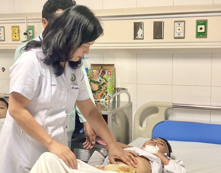 Dị tật hậu môn 'đi lạc' khiến đại tràng cậu bé giãn to như săm ôtô- Ảnh 1. Dị tật hậu môn 'đi lạc' khiến đại tràng cậu bé giãn to như săm ôtô- Ảnh 1.